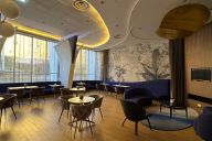 Un espace élégant et feutré, parfait pour se détendre, travailler ou échanger dans une ambiance exclusive. | © Clarion Paris CDG Airport
